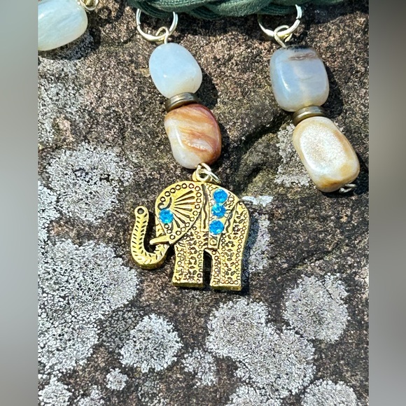 Green faux suede choker w Peruvian Opal & Elephant charm - Picture 5 of 9